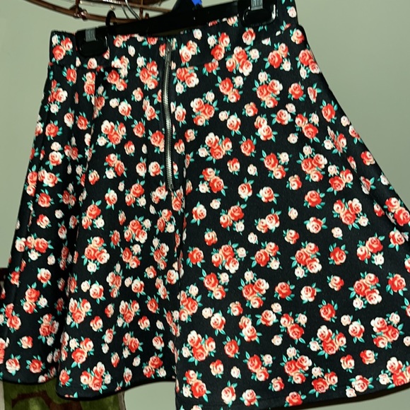 Beautiful skirt-great quality. Comfy as it as great stretch! Nice zipper in back - Picture 2 of 7
